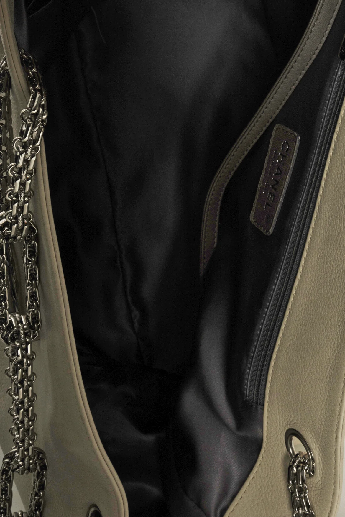 Chanel 2008-2009 2.55 Reissue Mademoiselle Giant Lock Leather Tote - Image 6