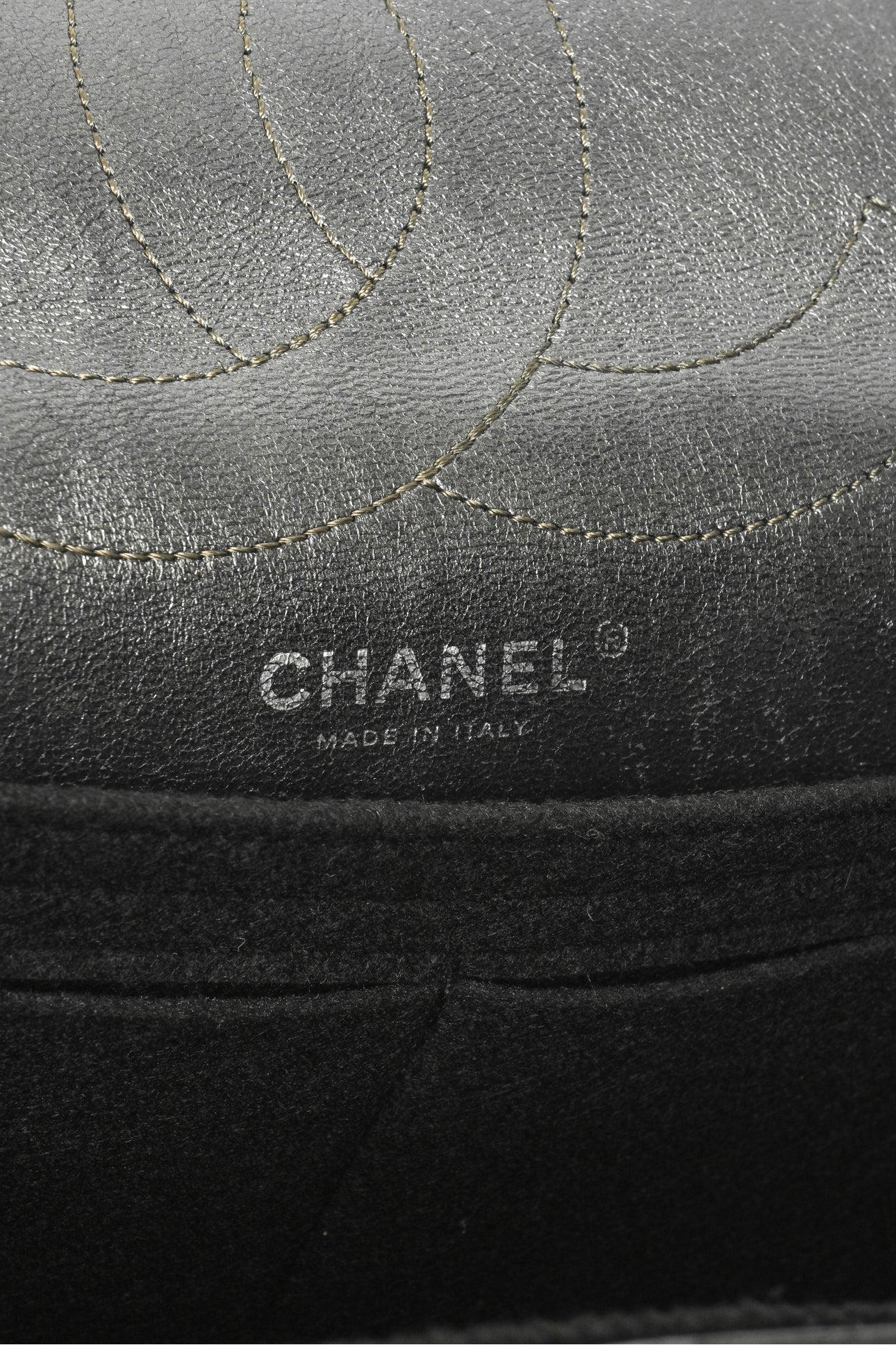 Chanel 2008-2009 Quilted Aged Calfskin 2.55 Reissue Flap Shoulder Bag - Image 7