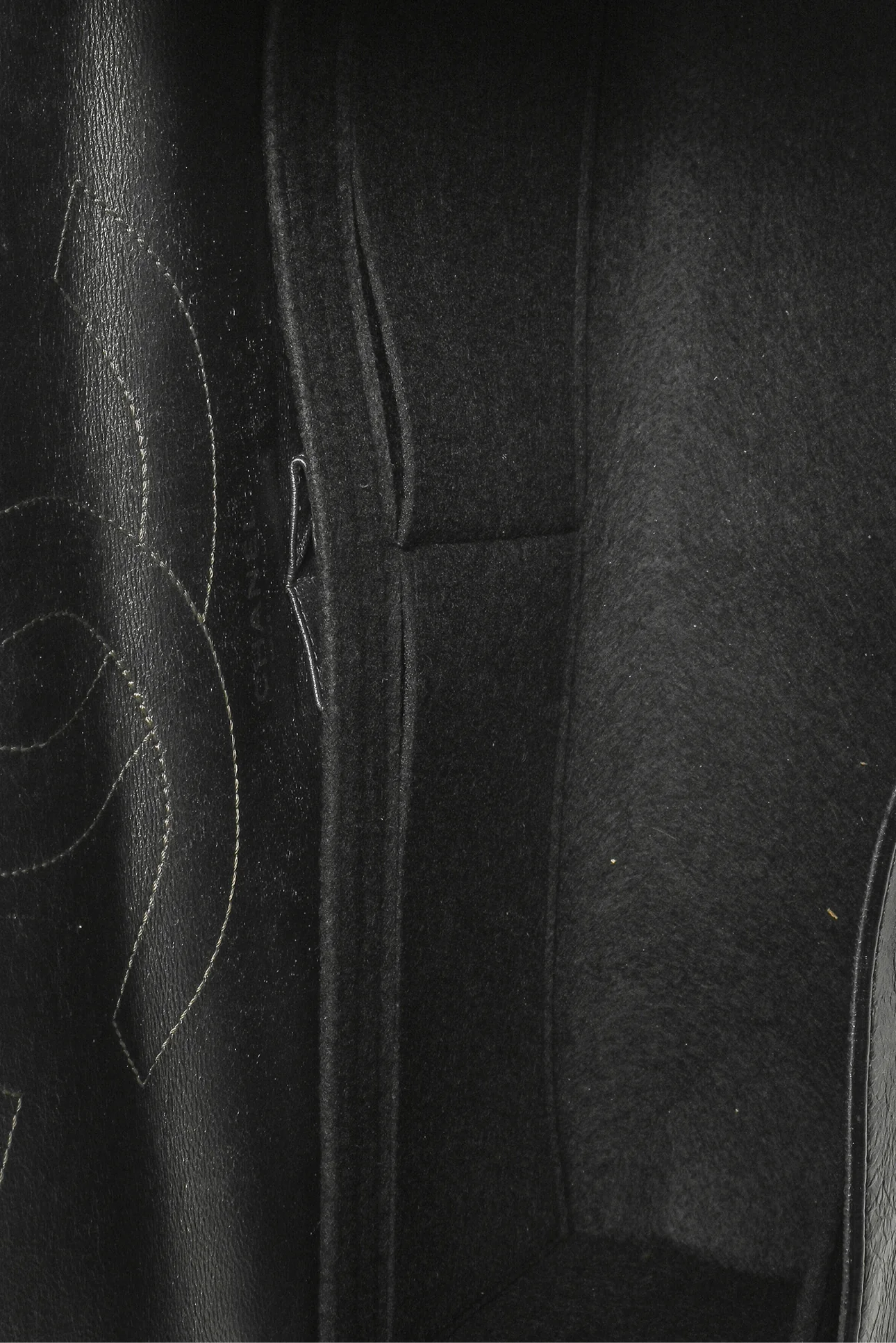 Chanel 2008-2009 Quilted Aged Calfskin 2.55 Reissue Flap Shoulder Bag - Image 8