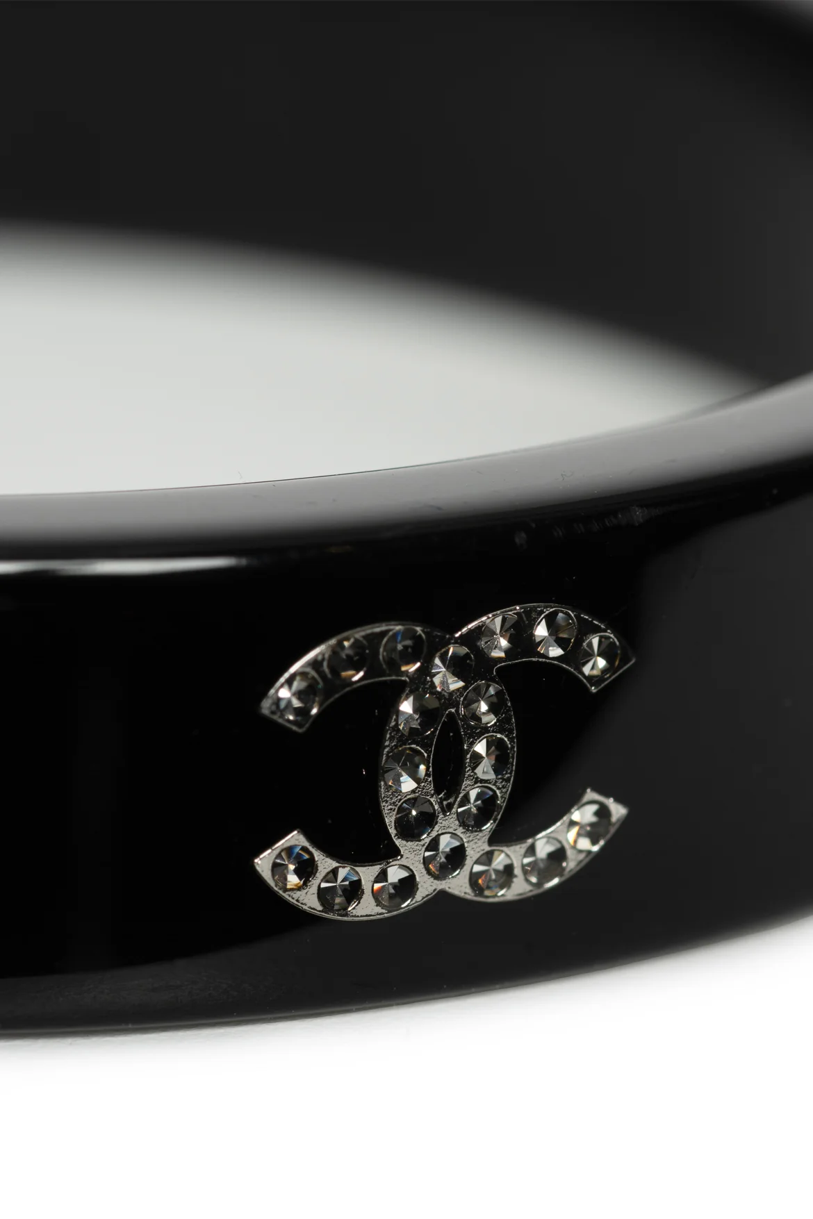 Chanel 2010 Narrow Resin & Strass CC Logo & Snowflake Bangle Bracelet - Image 3