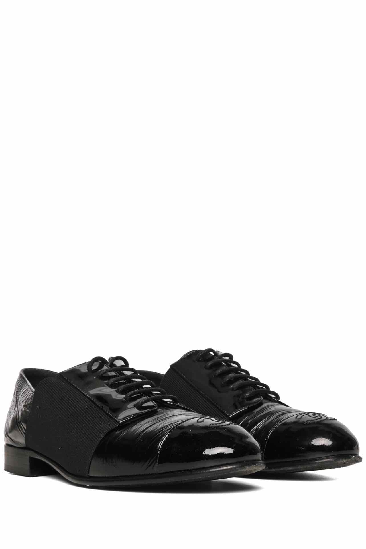 Chanel Size 35 Crinkle Leather Elastic Lace Up Cap Toe CC Loafers - Image 2
