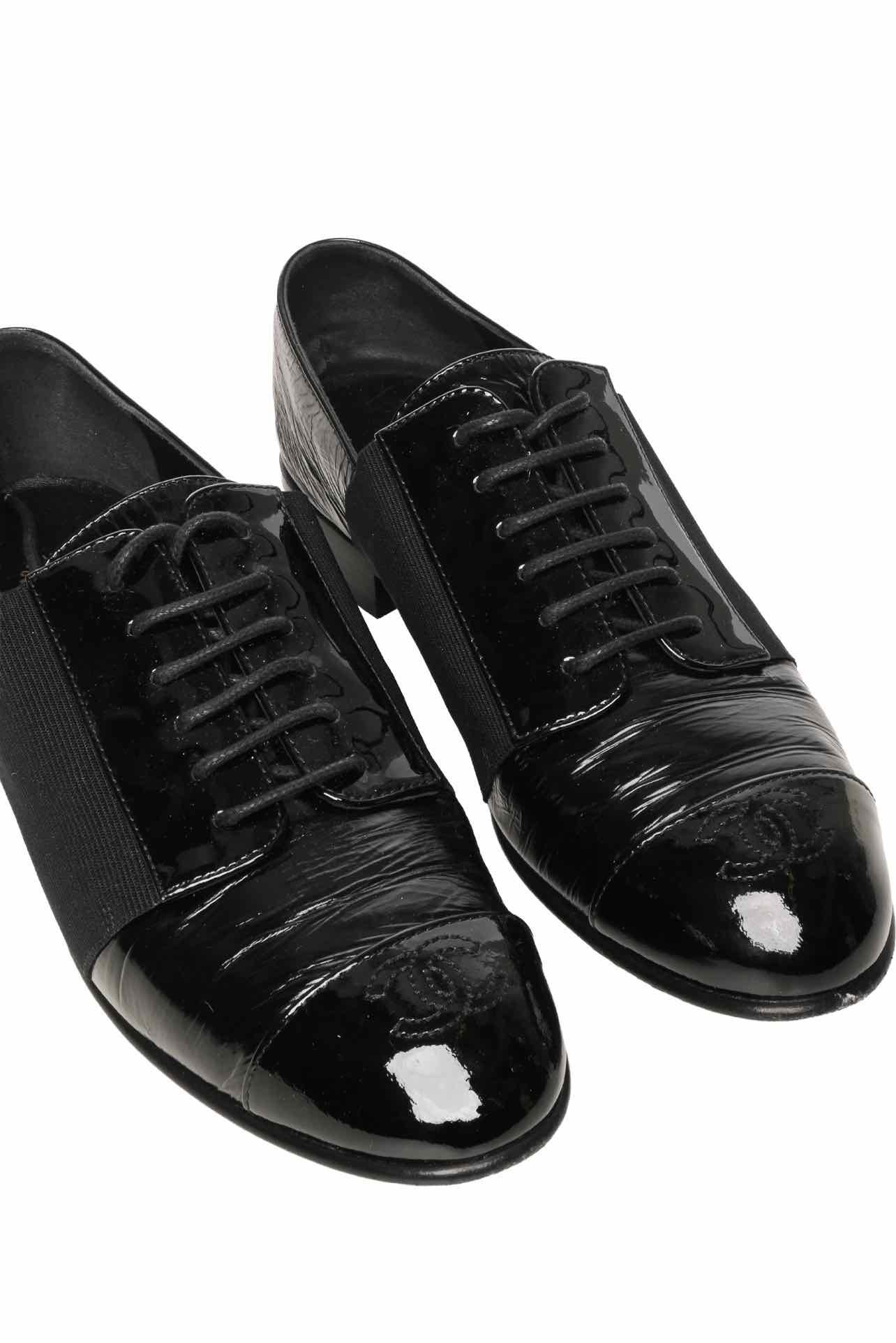 Chanel Size 35 Crinkle Leather Elastic Lace Up Cap Toe CC Loafers - Image 4