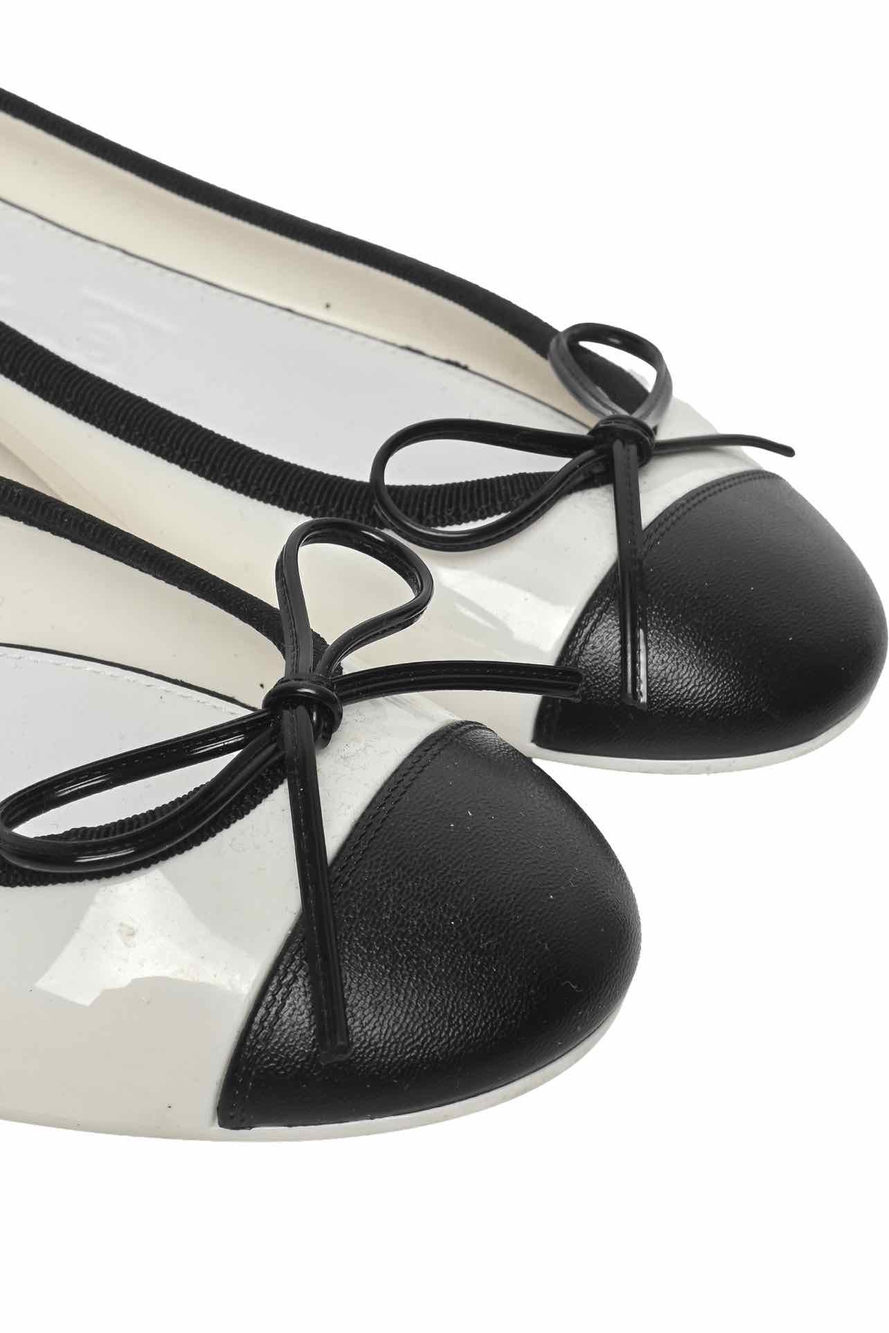 Chanel Size 38 Rubber & Leather CC Cap Ballet Flats - Image 4