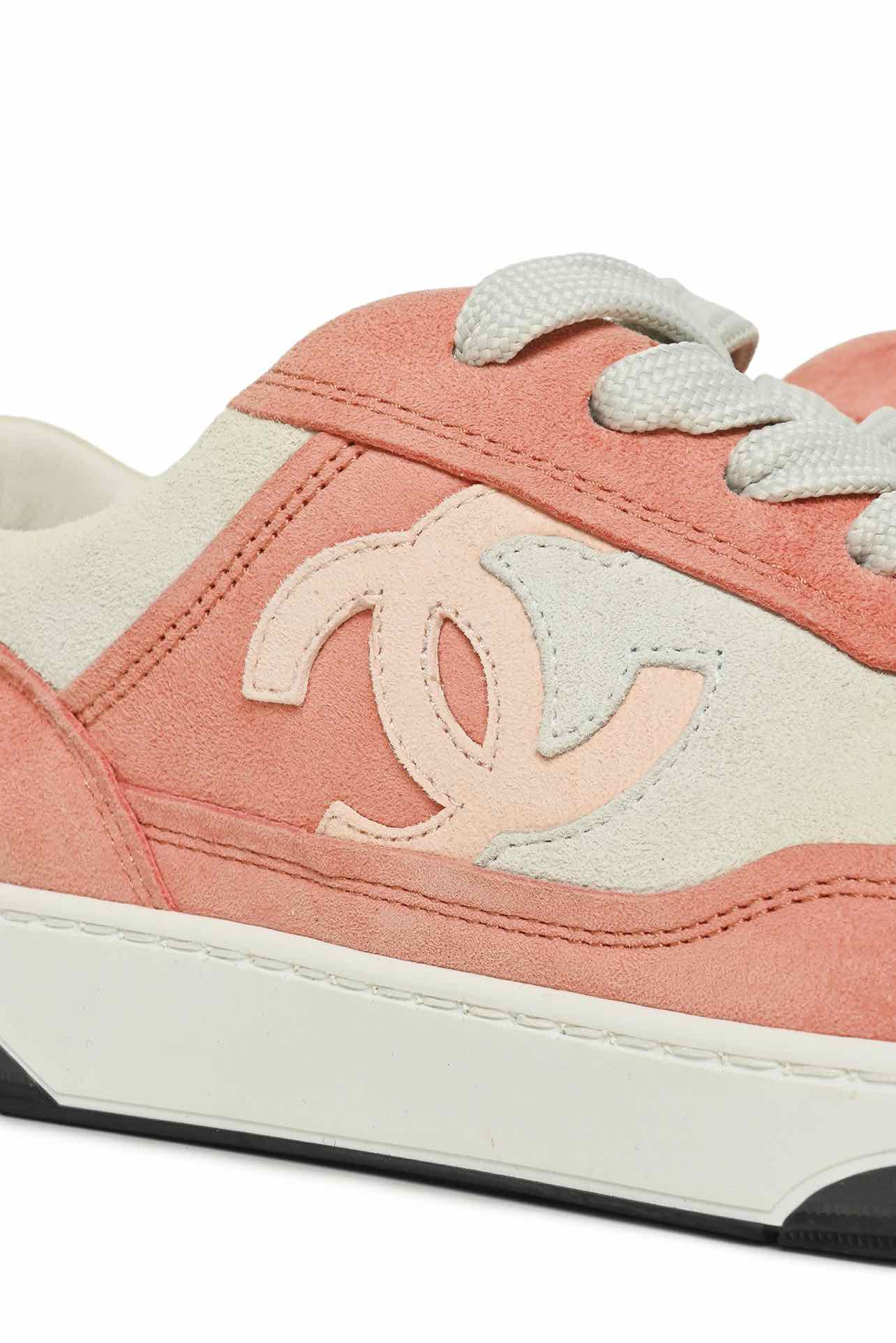 Chanel Size 39 CC Logo Suede Sneaker - Image 6