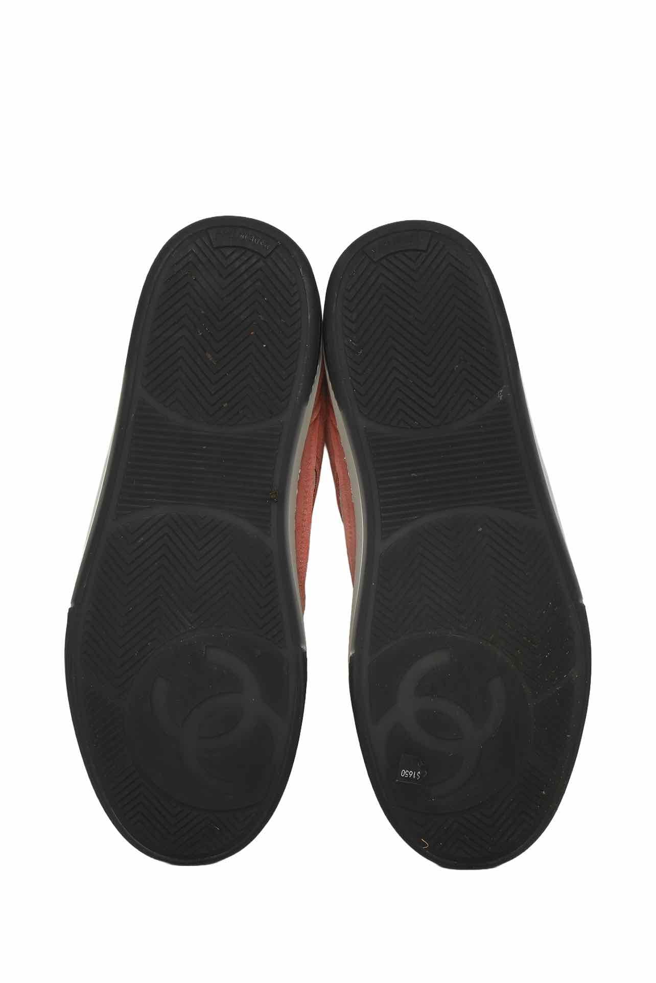 Chanel Size 39 CC Logo Suede Sneaker - Image 7