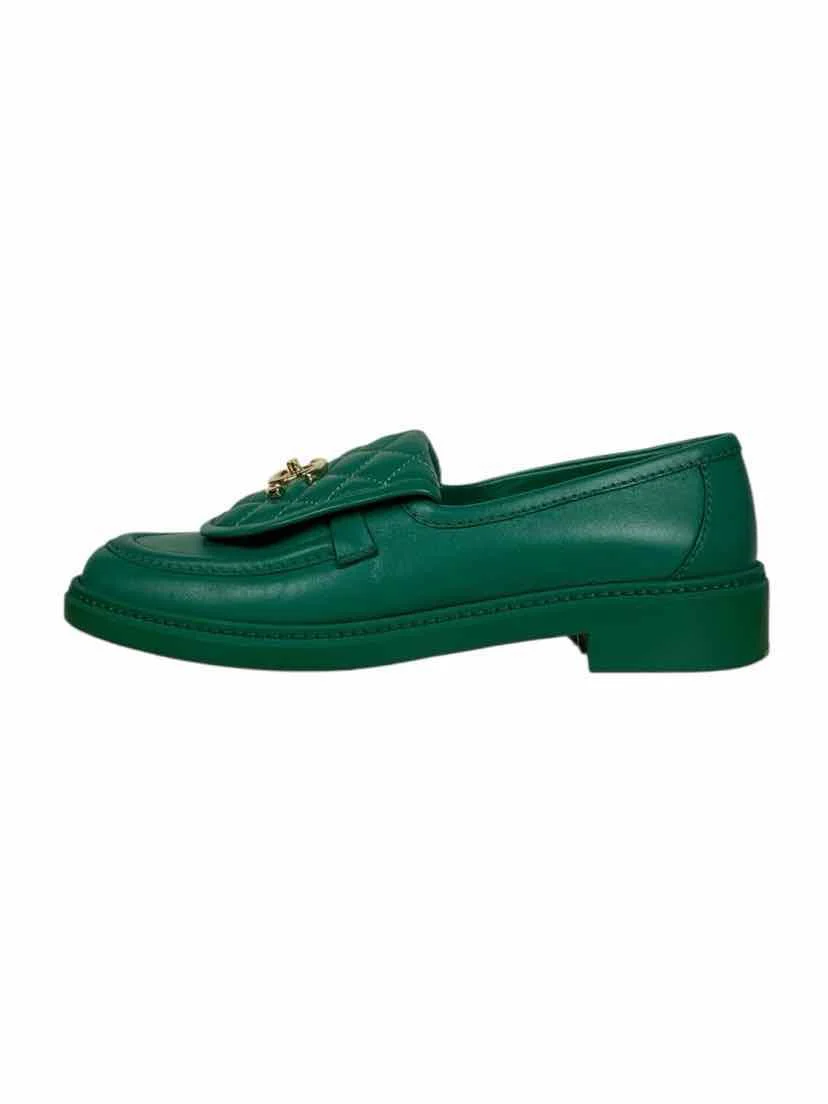Chanel Size 39 Quilted Turnlock CC Loafers - Image 3