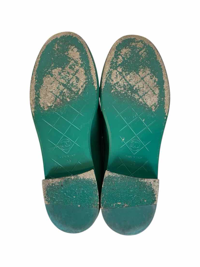 Chanel Size 39 Quilted Turnlock CC Loafers - Image 5