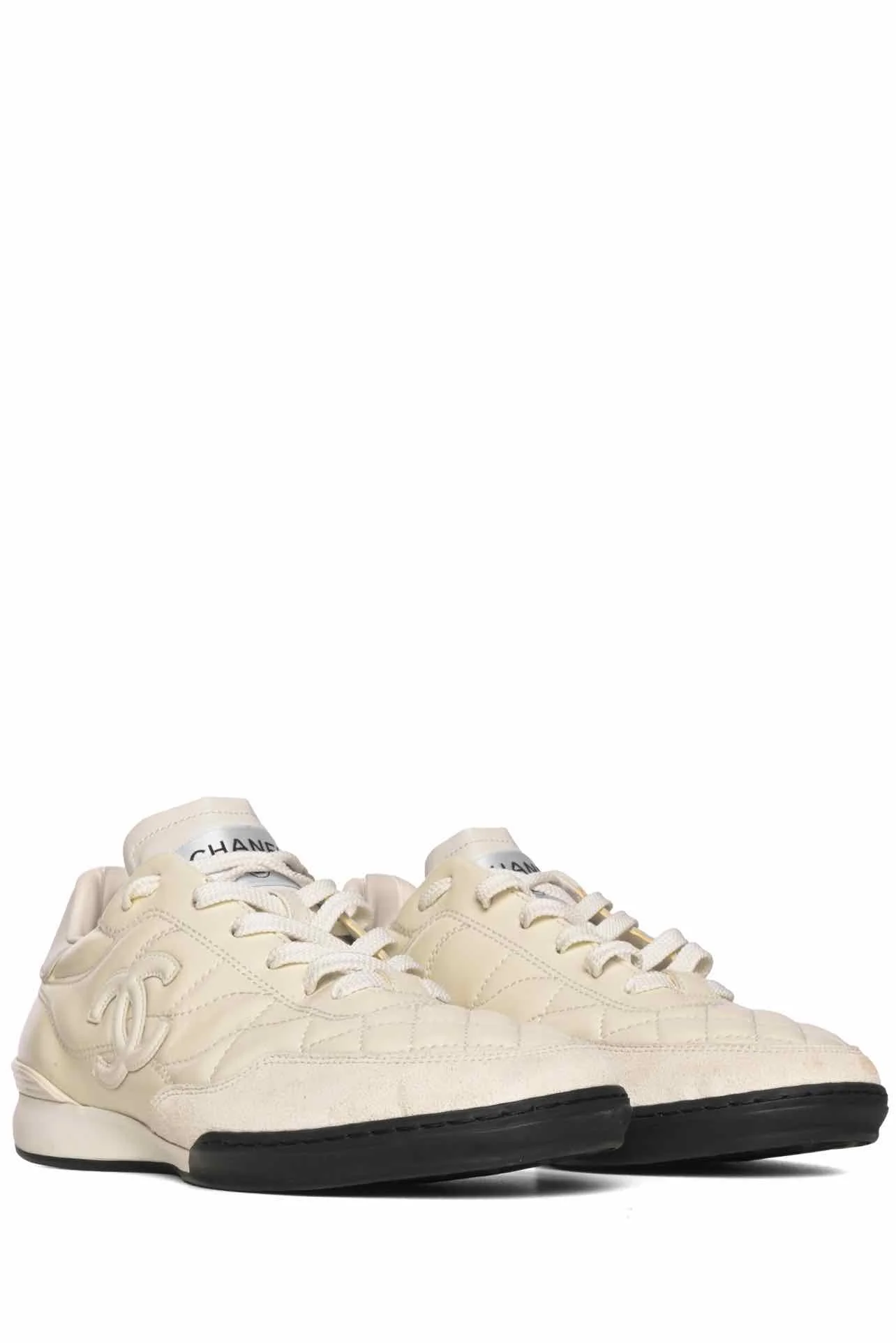 Chanel Size 39 Shiny Calfskin Suede Quilted CC Logo Sneaker - Image 2
