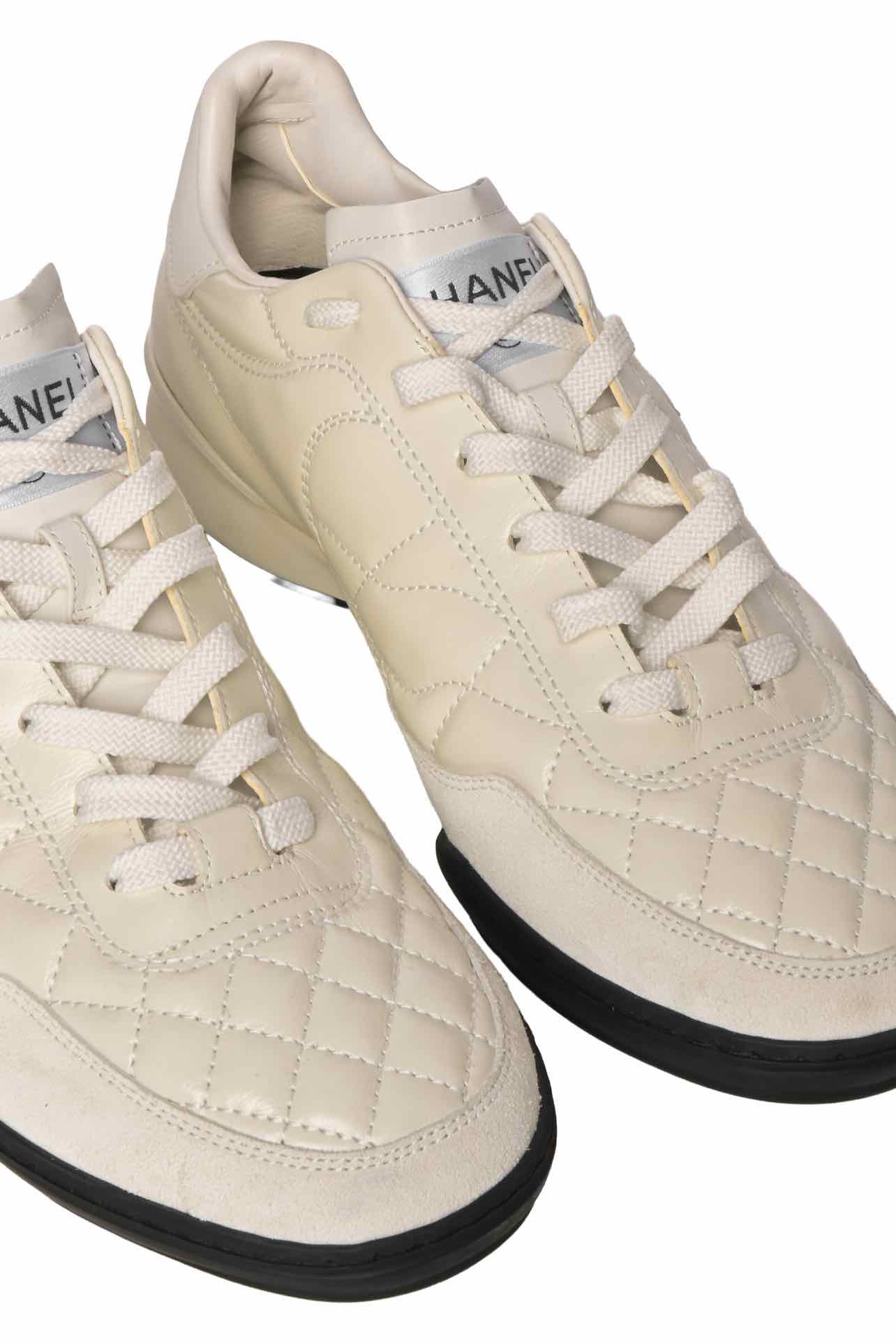 Chanel Size 39 Shiny Calfskin Suede Quilted CC Logo Sneaker - Image 4