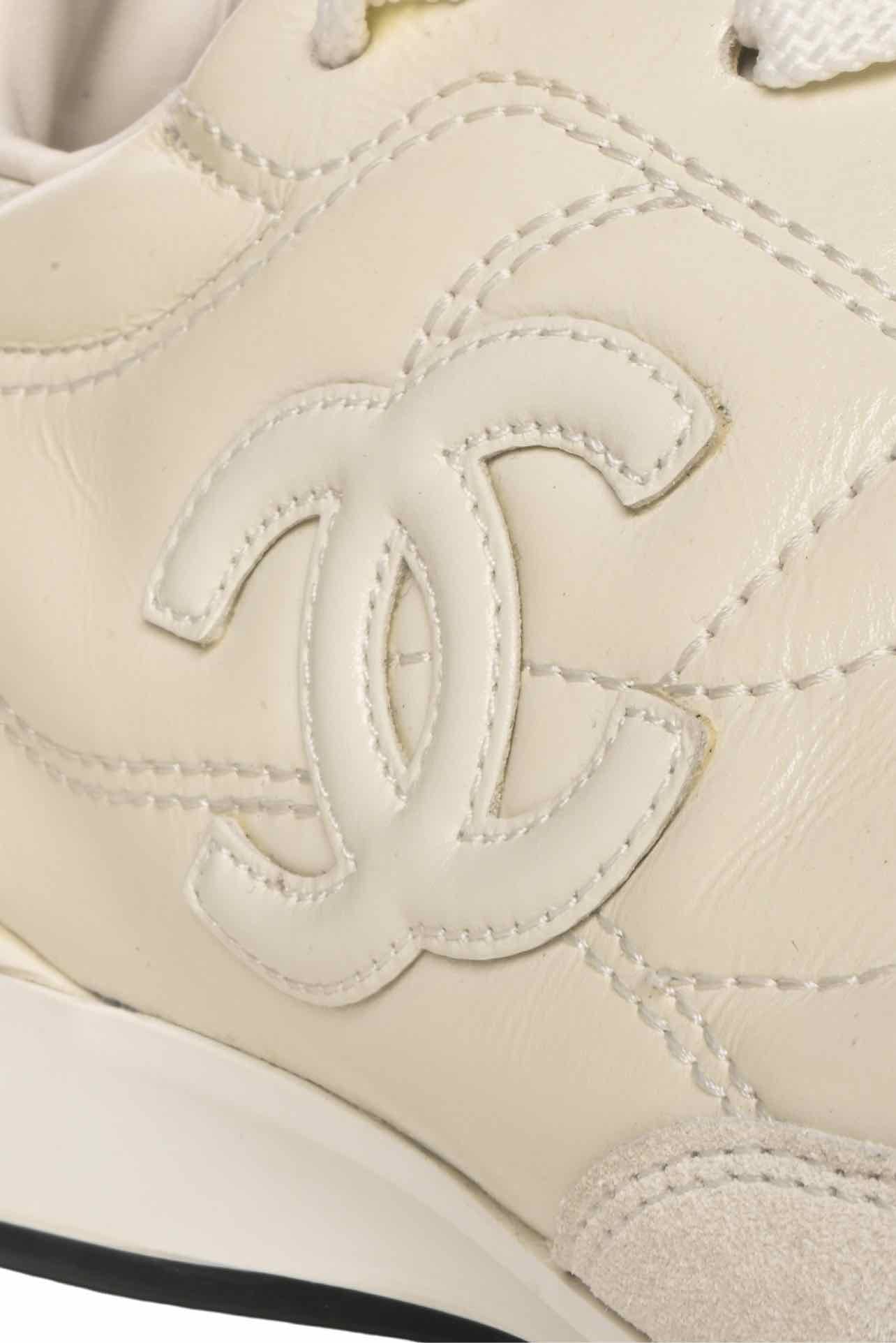 Chanel Size 39 Shiny Calfskin Suede Quilted CC Logo Sneaker - Image 6