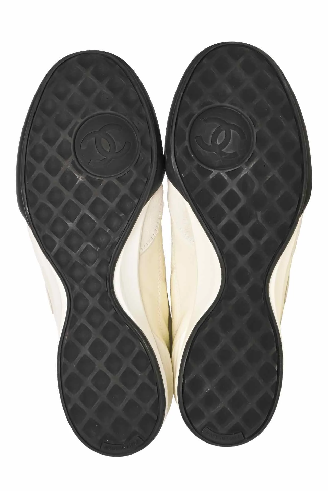 Chanel Size 39 Shiny Calfskin Suede Quilted CC Logo Sneaker - Image 8