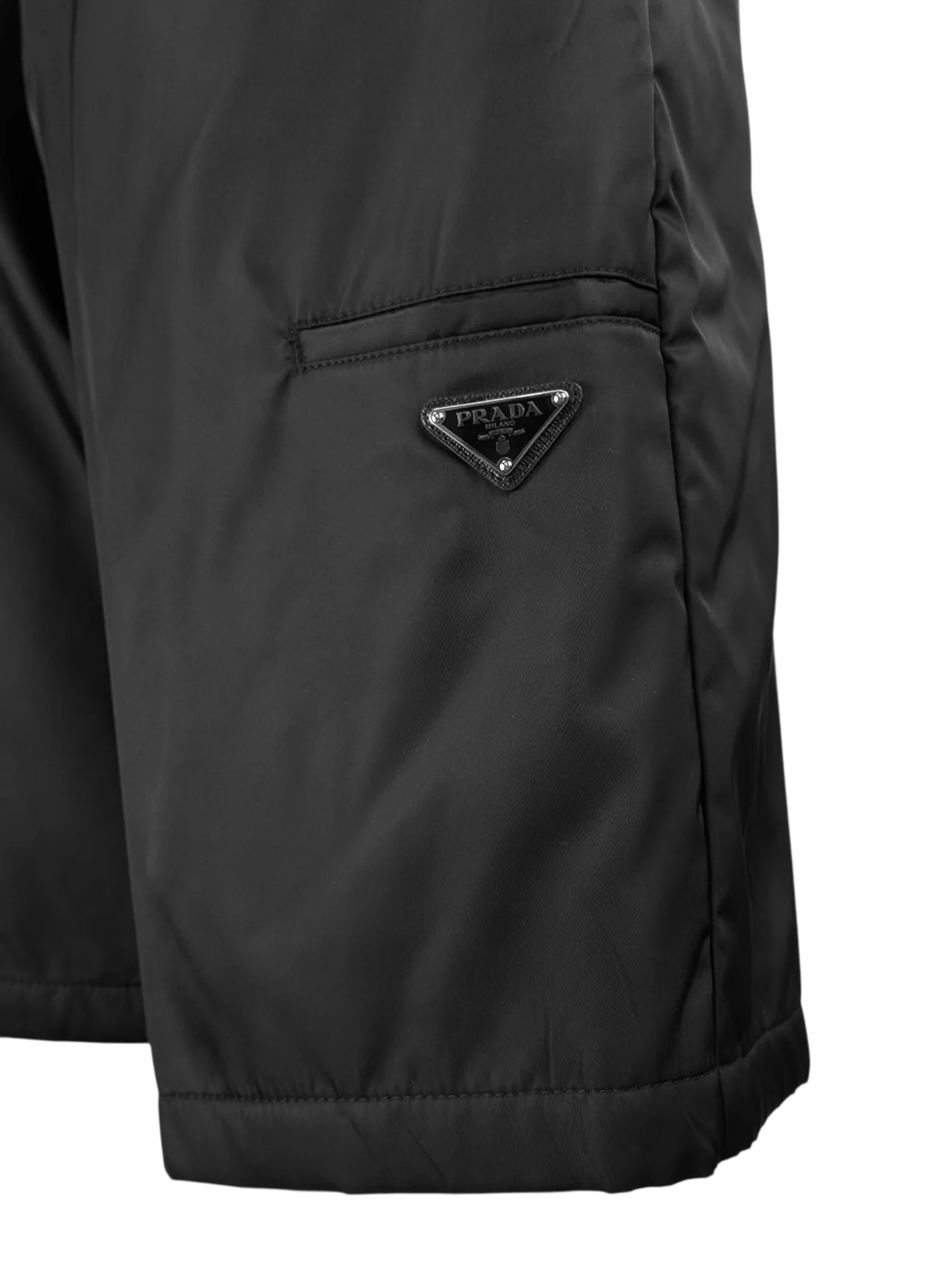 Prada Size 32 Men's 2018 Nylon Triangle Logo Insulated Shorts - Image 3